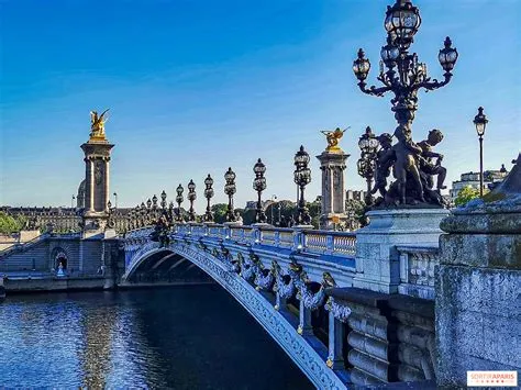 A Ponte Alexandre III: Uma Jóia Arquitetônica Iluminando o Rio Sena!