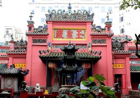 A Tranquil Oasis Amidst Bustling Streets: Exploring the Emperor Jade Pagoda in Ho Chi Minh City!