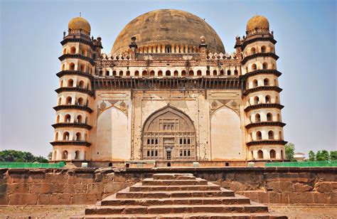 Gol Gumbaz: Uma Maravilha Arquitetônica e um Enigma Acústico na Cidade de Bijapur!